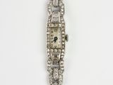 une photo d'une montre-bracelet pour femme sertie de diamants