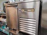 un lave-vaisselle en acier inoxydable dans une cuisine commerciale
