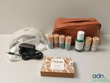 un sac en papier brun, quelques pots de peinture et un sac contenant un chargeur