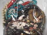 un sac rempli d'articles variés en perles