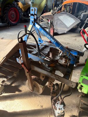 un petit tracteur garé dans un garage
