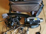 un sac contenant un appareil photo et d'autres appareils électroniques