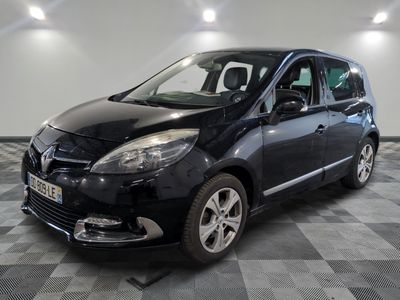 la photo d'une voiture noire garée dans un garage