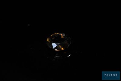 un gros plan d'un diamant dans l'obscurité, sur fond noir