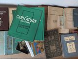 beaucoup de livres posés sur une table, avec une personne debout à côté