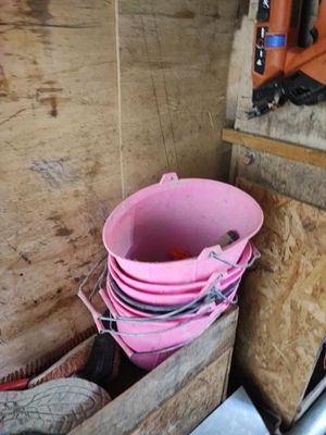 un seau rose posé à l'intérieur d'une caisse en bois