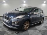 la voiture bleue est garée dans le garage sur un sol en damier
