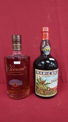 deux bouteilles d'alcool sont posées l'une à côté de l'autre sur un fond rouge