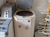 une photo d'une cuisine avec une machine à laver et d'autres appareils électroménagers
