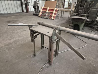 une image d'une machine qui travaille sur un morceau de bois