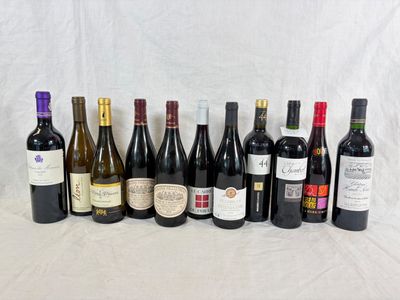 plusieurs bouteilles de vin alignées sur une table