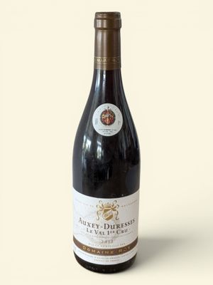 une bouteille de vin posée sur une table