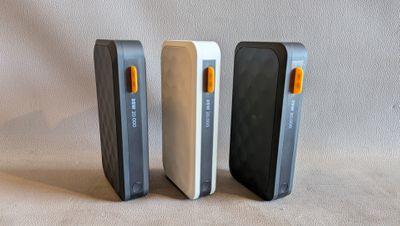 trois téléphones portables sont posés côte à côte sur une surface blanche