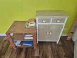 une petite table et une armoire dans un coin de la pièce