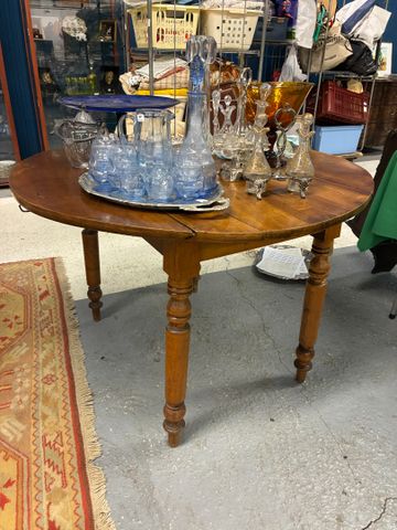 Table, plateau rond à volet . H 71 D 110 cm