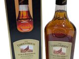 une image d'une bouteille de whisky à côté d'une boîte