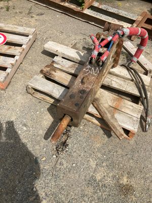 une palette en bois sur laquelle sont posés tout un tas de fils
