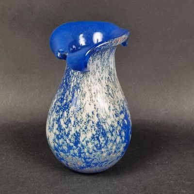 un vase bleu et blanc posé sur une table