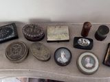 une table sur laquelle se trouvent de nombreux petits objets