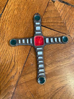 une image représentant une croix posée sur une table en bois