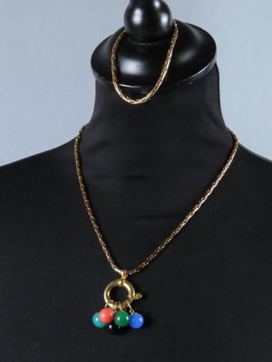 un torse de mannequin portant un collier orné de perles
