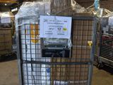 une cage métallique surmontée d'une pancarte, dans un entrepôt