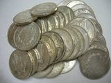 une pile de pièces d'argent sur une table