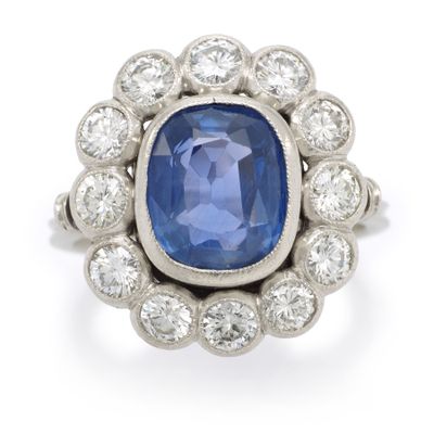 une bague ovale sertie de saphirs et de diamants