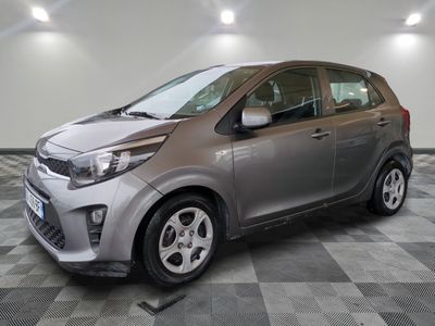 la voiture argentée est garée dans le garage sur un sol en damier