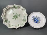 deux assiettes ornées de motifs verts et blancs, posées sur une table