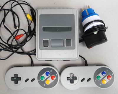 deux manettes de jeu posées l'une à côté de l'autre sur une table