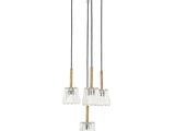 un lustre noir et doré avec trois ampoules en verre transparent suspendues au plafond
