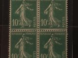 quatre timbres représentant une femme, sur un fond noir