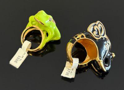 paire de bagues en or et émail ornées d'une grenouille verte et d'une grenouille jaune