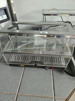 un comptoir équipé d'une vitrine en verre et d'un écran posé dessus