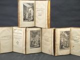 plusieurs vieux livres sont empilés sur une table