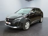 La voiture noire est garée dans une pièce au sol noir
