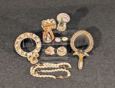un grand nombre d'objets posés sur une table