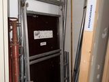 une pièce où il y a tout un tas de tuyaux