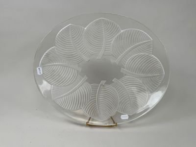 une plaque de verre ornée d'un motif, posée sur un socle
