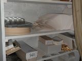 un tiroir rempli d'objets qui se trouvent dans une pièce