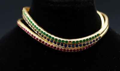 gros plan d'un collier sur le cou d'un mannequin