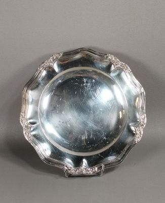 une assiette en argent antique avec un motif décoratif sur le bord