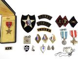 de nombreux insignes et médailles sur un fond blanc