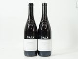 deux bouteilles de vin posées l'une à côté de l'autre sur une table