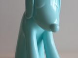 une figurine d'éléphant bleue posée sur une surface blanche