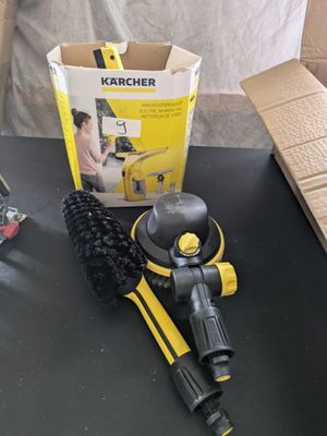 une boîte d'outils posée sur une table à côté d'une boîte d'outils