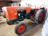 un tracteur garé dans un garage