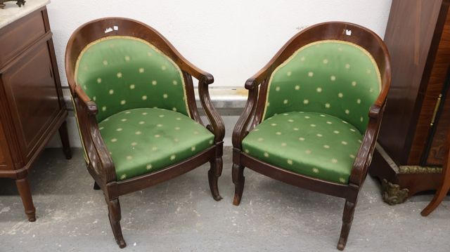 Paire de fauteuils en acajou et placage d’acajou, à dossiers gond...