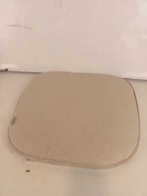 un gros plan d'un siège de bateau sur lequel est posé un coussin